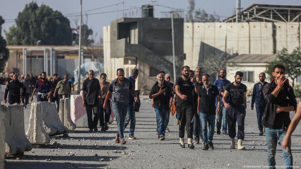 Trabajadores palestinos cruzan a pie la frontera hacia Gaza tras ser expulsados de Israel.