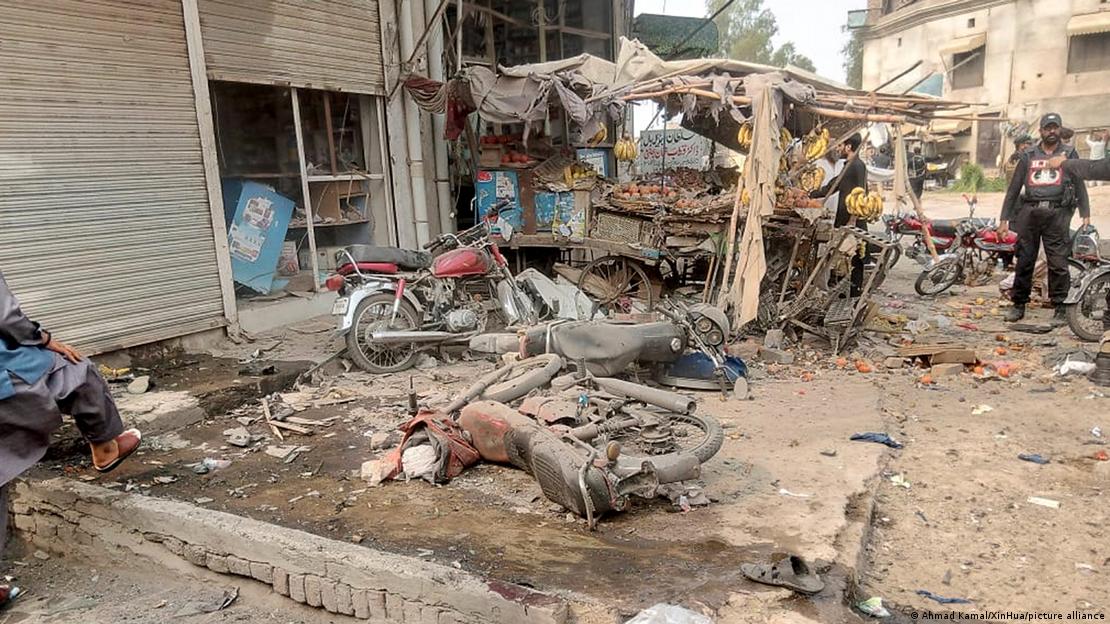 یہ تصویر پاکستان کے شمال مغربی صوبے خیبر پختونخوا کے ضلع ڈیرہ اسماعیل خان میں دھماکے کے مقام کی ہے 