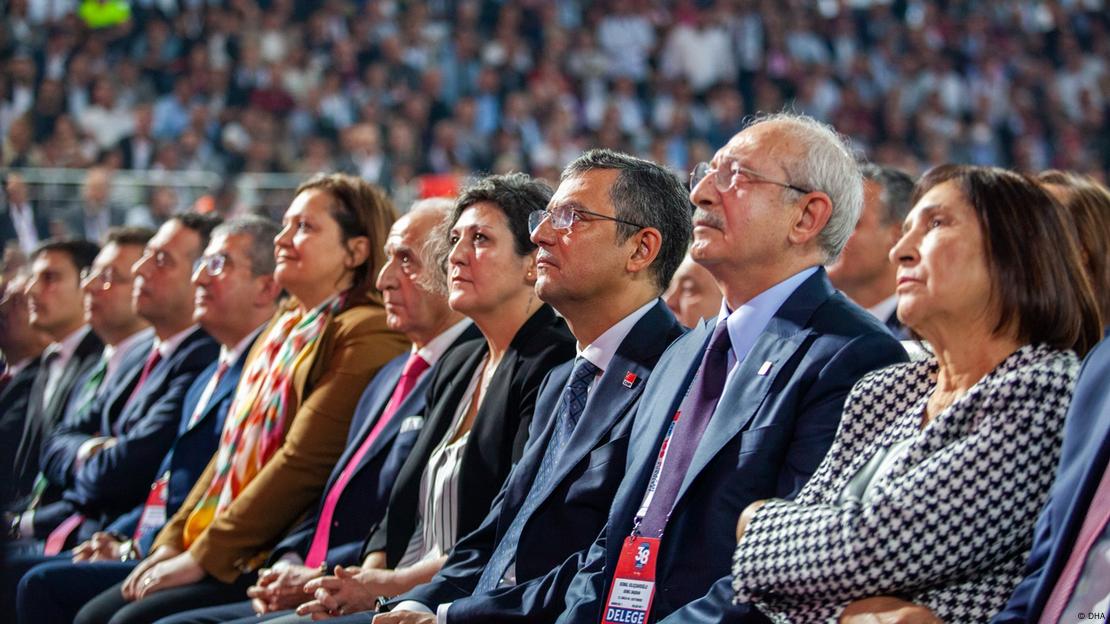 Kongresi i CHP - anëtarë të partisë ulur në radhë Kongresi i CHP - anëtarë të partisë ulur në radhë