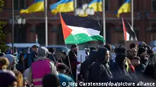 04/11/2023**Ein Palästina-Flagge ist vor Flaggen der Ukraine bei einer Pro-Palästina-Kundgebung am Neptunbrunnen zu sehen. +++ dpa-Bildfunk +++
