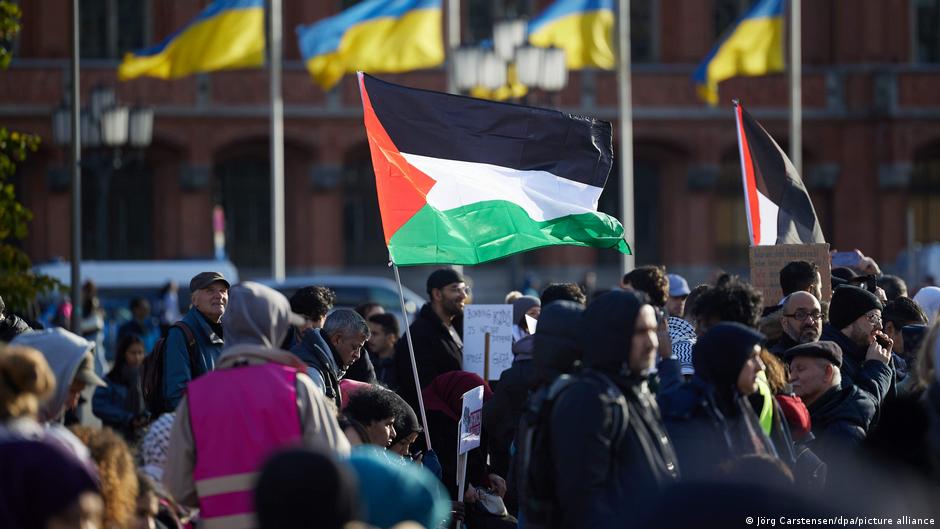 巴勒斯坦權力機構多年來一直懸掛著這面官方旗幟，圖為德國柏林一場支持巴勒斯坦的游行