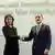 Deutschlands Außenministerin Annalena Baerbock und der aserbaidschanische Außenminister Jeyhun Bayramov schütteln sich die Hände 