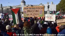 04.11.2023, Großbritannien, London: Ein Demonstrant hält ein Plakat mit der Aufschrift «From The River To The Sea, Palestine Will Be Free» (Vom Fluss zum Meer, Palästina wird frei sein), während Menschen an einer Demonstration auf dem Trafalgar Square teilnehmen, bei dem ein Waffenstillstand und Solidarität mit Palästina angesichts des anhaltenden Konflikts zwischen Israel und Hamas gefordert wird. Foto: Vuk Valcic/ZUMA Press Wire/dpa +++ dpa-Bildfunk +++