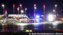 04.11.2023, Hamburg: Einsatzkräfte stehen während eines Einsatzes auf dem Vorfeld am Hamburger Flughafen. Ein bewaffneter Geiselnehmer ist am Samstagabend mit seinem Auto auf das Vorfeld des Hamburger Flughafens eingedrungen. Der gesamte Flughafen wurde geräumt und weiträumig abgesperrt. Nach Angaben der Polizei hatte der Mann ein vierjähriges Kind in seiner Gewalt. Foto: Bodo Marks/dpa +++ dpa-Bildfunk +++