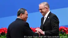 Li Qiang (l), Ministerpräsident von China, begrüßt Anthony Albanese, Premierminister von Australien, während der Eröffnungssitzung der China International Import Expo in Shanghai, China. Albanese wird in China Gespräche mit Präsident Xi führen. Es ist der erste Besuch eines amtierenden Premierministers in dem asiatischen Land seit 2016. +++ dpa-Bildfunk +++