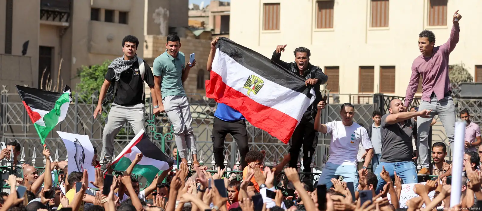 Egyptian protestors storm state security HQ over Gaza crisis