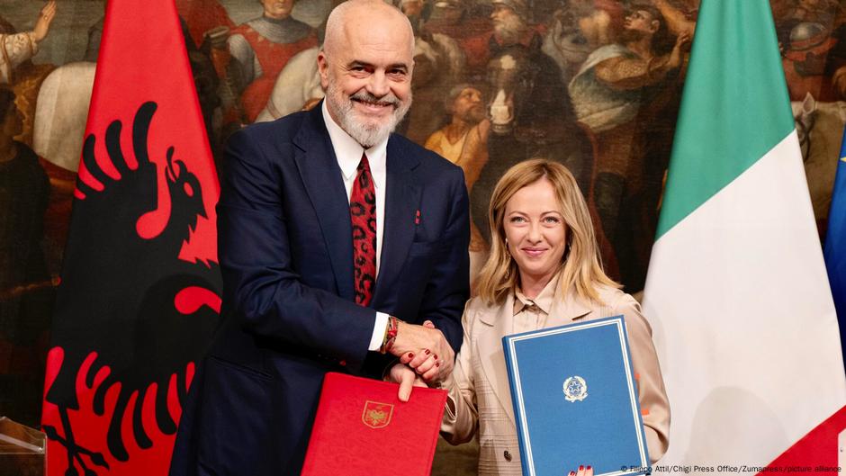 Premijeri Albanije Edi Rama i Italije Đorđa Meloni u Rimu 6. novembra 2023, prilikom potpisivanja sporazuma o migrantskim centrima