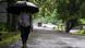 Foto de archivo de una persona que se cubre de la lluvia en El Salvador Foto de archivo de una persona que se cubre de la lluvia en El Salvador