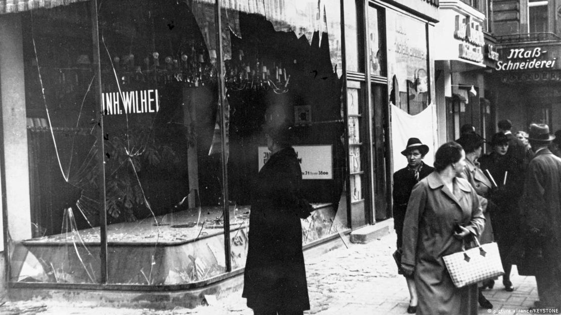 9 Kasım 1938 günü Almanya’daki Yahudilerin dükkanlarına saldırılar oldu, camları kırıldı. 