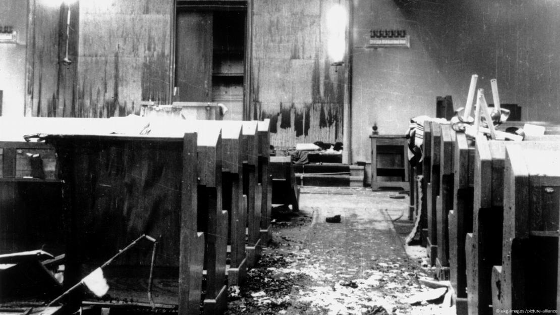 9 Kasım 1938 günü yaşanan pogrom sırasında Yahudilerin evleri, dükkanları, mezarlıkları ve sinagoglar saldırıya uğradı, ateşe verildi.