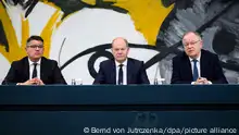 07.11.2023, Berlin: Bundeskanzler Olaf Scholz (M, SPD) äußert sich zusammen mit Boris Rhein (l, CDU), Ministerpräsident von Hessen, und Stephan Weil (SPD), Ministerpräsident von Niedersachsen, bei einer Pressekonferenz nach dem Bund-Länder-Gipfel im Bundeskanzleramt. Die Hauptthemen des Treffens der Bundesregierung mit der Ministerpräsidentenkonferenz (MPK) waren die stärkere Steuerung der Migration, die Finanzierung der Betreuung von Flüchtlingen, der Pakt für Planungsbeschleunigung und die Zukunft des Deutschlandtickets. Foto: Bernd von Jutrczenka/dpa +++ dpa-Bildfunk +++