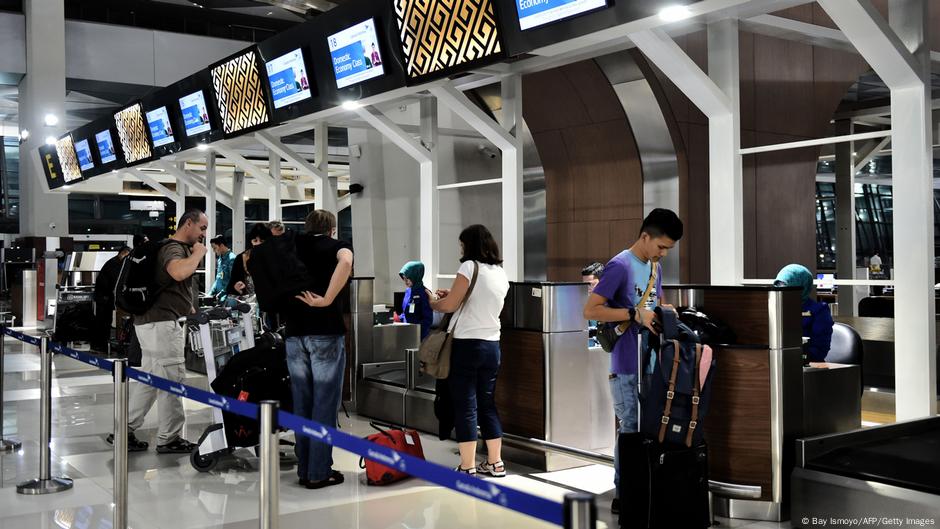 Imigrasi Indonesia: Tantangan, Keuntungan, dan Kasus WNA
