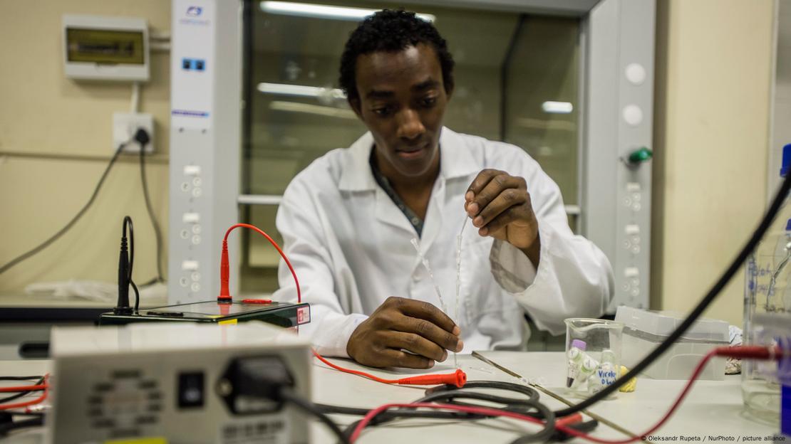 Un chercheur en blouse blanche de l'université de Nairobi travaillant dans un laboratoire d'écologie microbiale (illustration) Un chercheur en blouse blanche de l'université de Nairobi travaillant dans un laboratoire d'écologie microbiale (illustration)