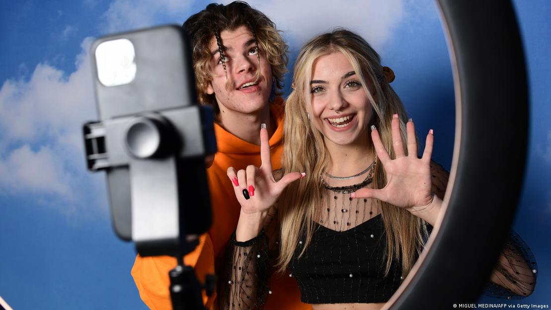 Fotografi iliustruese një vajzë dhe një djalë punojnë si influencer Fotografi iliustruese një vajzë dhe një djalë punojnë si influencer