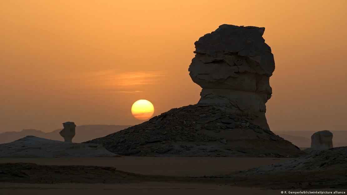 El trabajo se centró en la reproducción de yardangs, formaciones rocosas inusuales que se encuentran en los desiertos como resultado del polvo y la arena arrastrados por el viento.