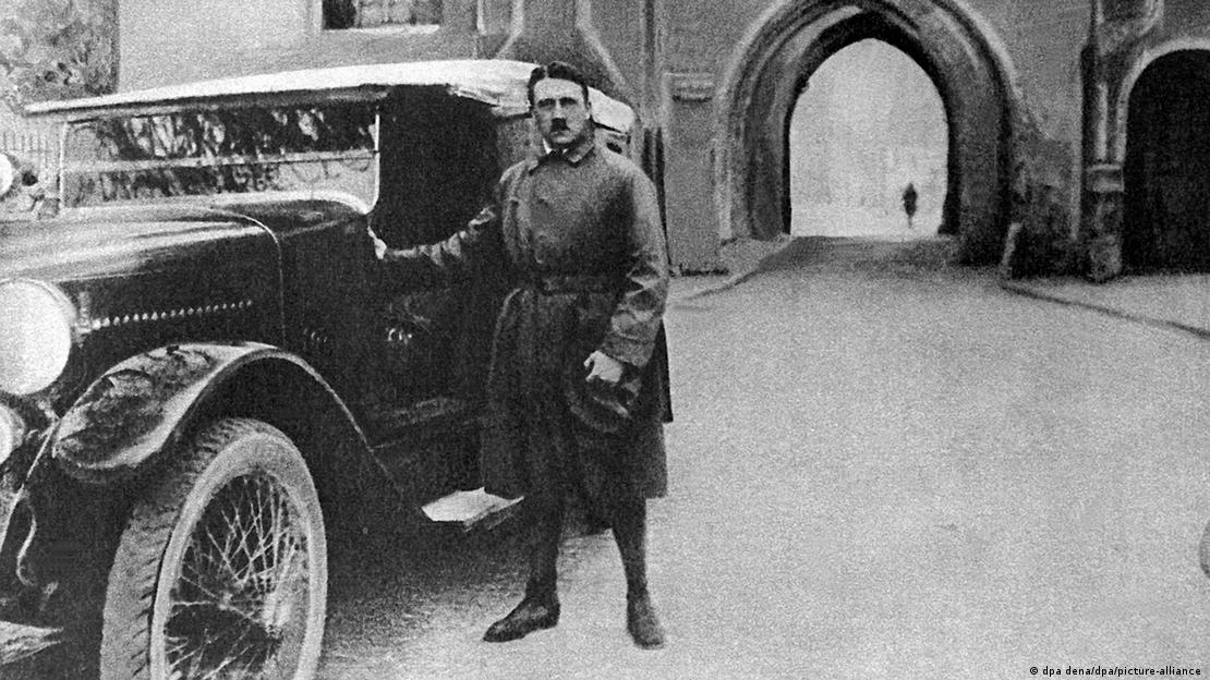 Ο Χίλτερ ποζάρει μετά την αποφυλάκισή του το 1924