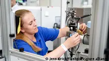 Symbolbild Mitarbeiterin bei der Montage eines Fertigungsroboters fuer die Fertigungsstrasse im Geraetewerk der Siemens AG in Erlangen