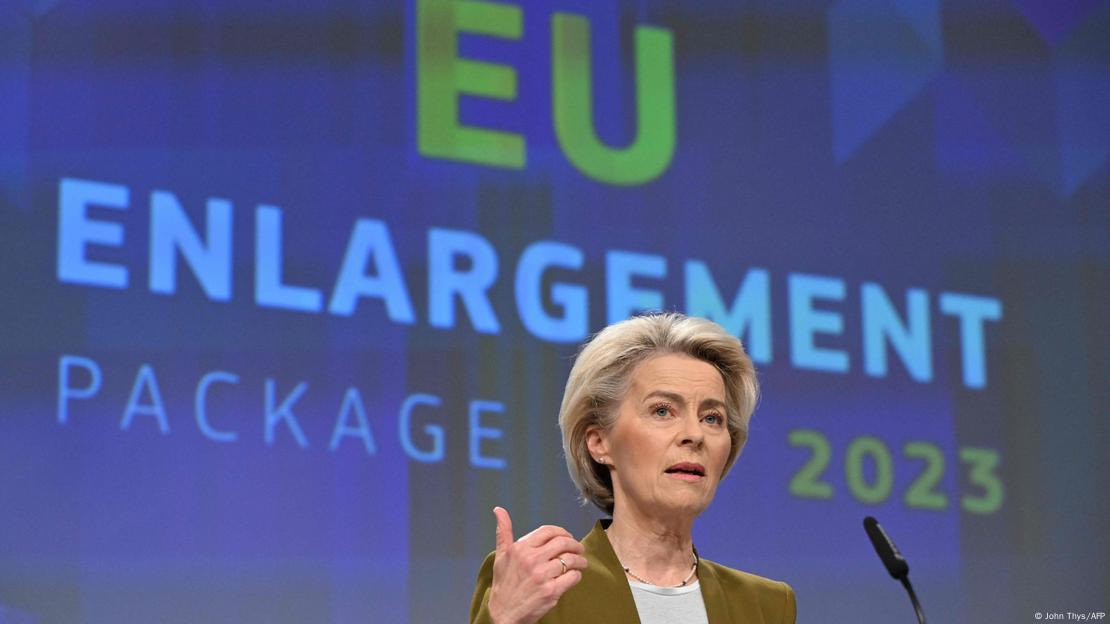 Präsidentin der Europäischen Kommission Ursula von der Leyen bei Pressekonferenz - EU-Hauptquartier