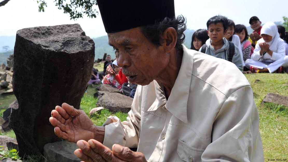 Gunung Padang se encuentra en la cima de un volcán extinguido en Java Occidental, y los lugareseños lo consideran sagrado. Gunung Padang se encuentra en la cima de un volcán extinguido en Java Occidental, y los lugareseños lo consideran sagrado.