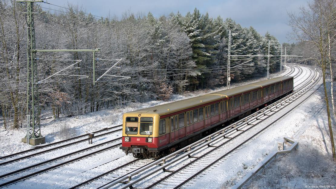 Një tren S-Bahn në një peizazh pyjor me dëborë. Një tren S-Bahn në një peizazh pyjor me dëborë.