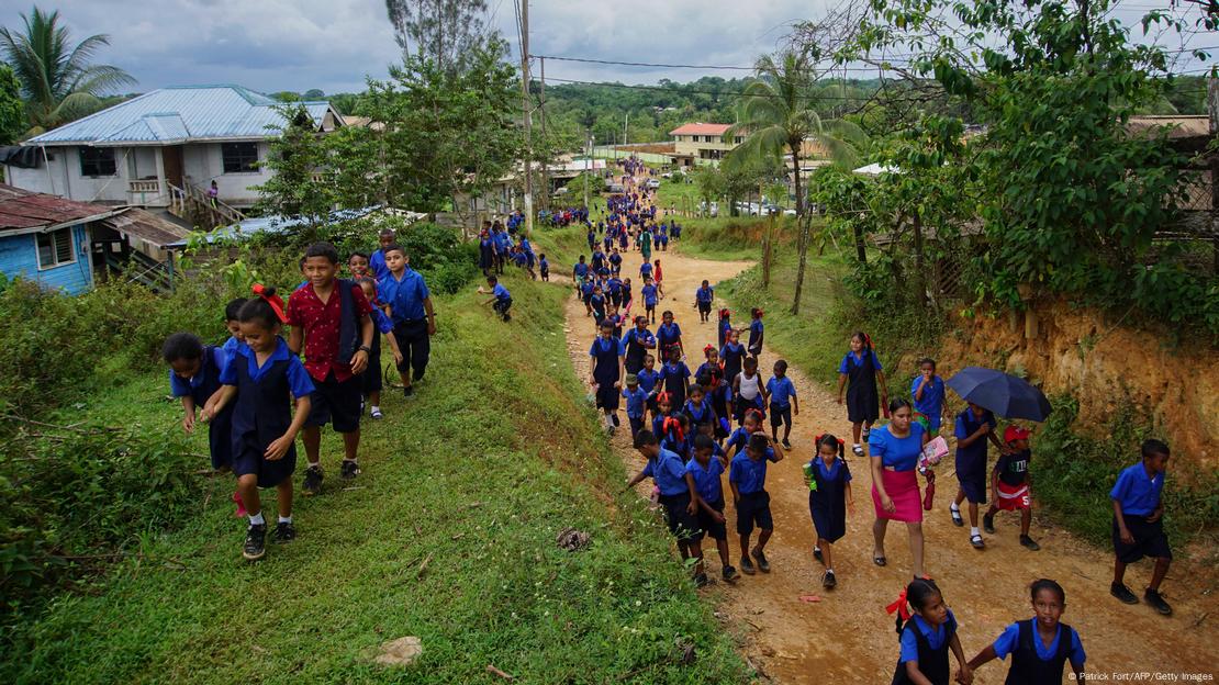 Niños salen de la escuela en Port Kaituma, Guyana, en la región del Esequibo. (Archivo 22.09.2023)