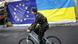 Войник кара велосипед до знамето на ЕС и Украйна Войник кара велосипед до знамето на ЕС и Украйна
