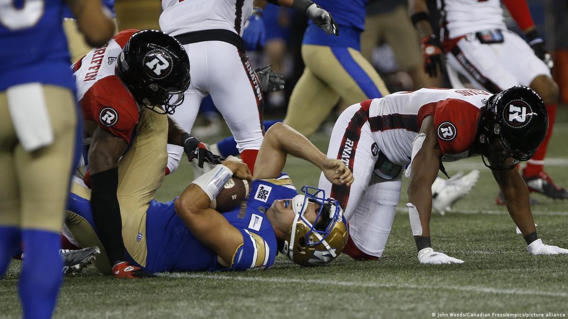El riesgo de sufrir golpes en la cabeza repetidos no solo afecta a los jugadores profesionales, ni se constriñe a la NFL. En la imagen, un jugador de la liga canadiense sufre los efectos de un fuerte golpe. El riesgo de sufrir golpes en la cabeza repetidos no solo afecta a los jugadores profesionales, ni se constriñe a la NFL. En la imagen, un jugador de la liga canadiense sufre los efectos de un fuerte golpe.