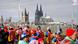Deutschland Karnevalisten auf Dombrücke Rosenmontagszug 2023 Deutschland Karnevalisten auf Dombrücke Rosenmontagszug 2023