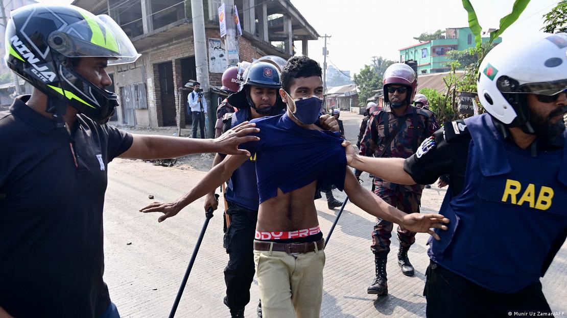 বৃহস্পতিবার গাজীপুরে আন্দোলনরত এক শ্রমিককে আটক করছে আইনশৃঙ্খলা রক্ষাকারী বাহিনী 
