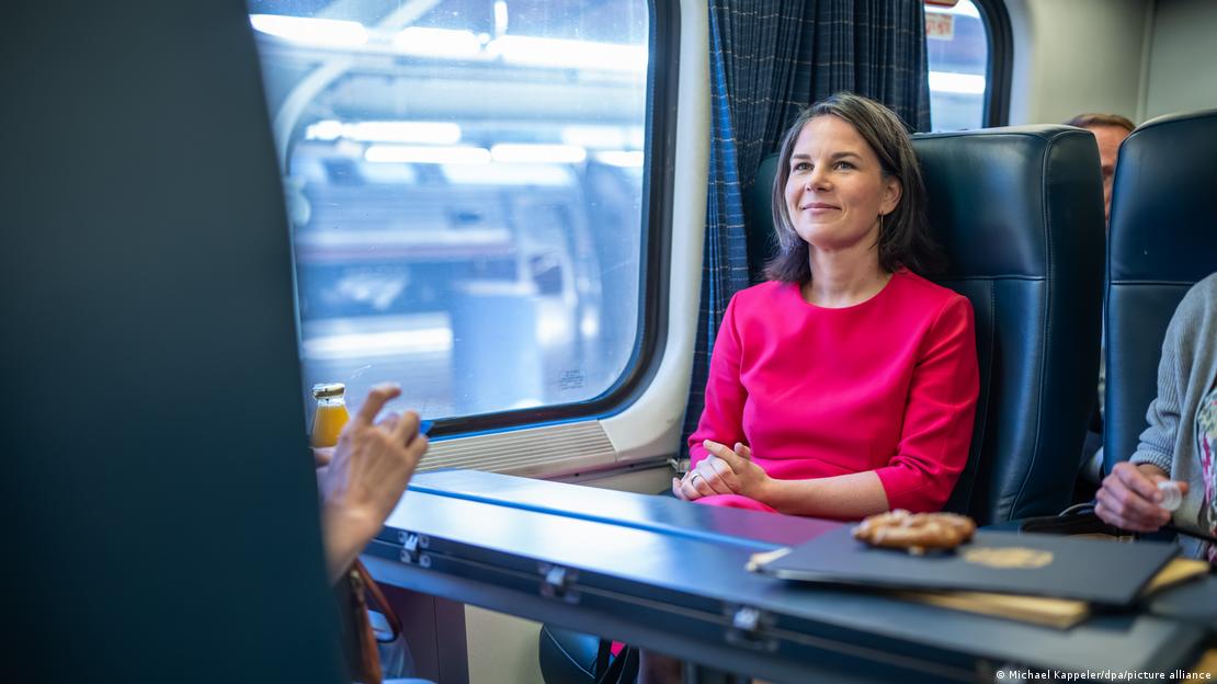 Außenministerin Annalena Baerbock sitzt in einem Zug (in den USA)