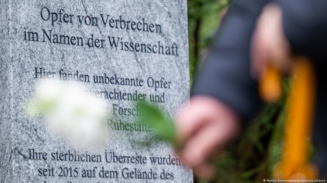 Επιτάφια στήλη στη Γερμανία εις μνήμην των θυμάτων στο όνομα της επιστήμης