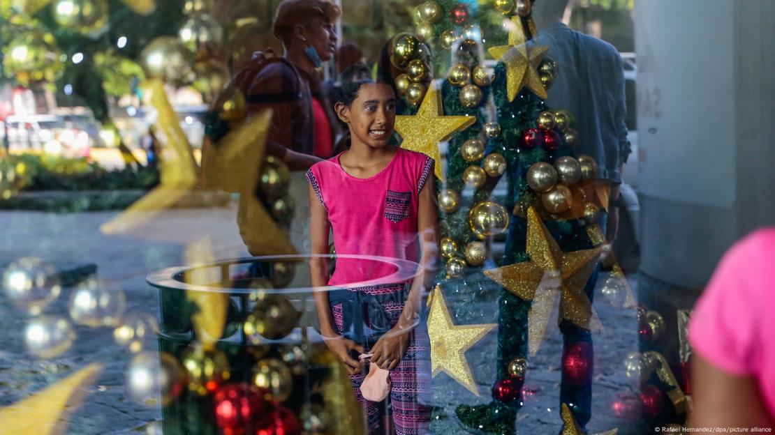 Venezuela | Una niña observa la decoración navideña en un centro comercial de Caracas