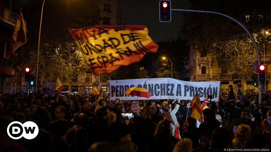 Violent protests in Spain over deal with Catalan separatists – DW – 11 ...