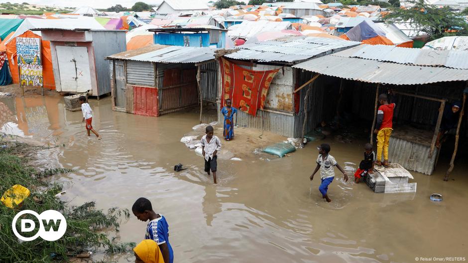 Somalia: Dozens killed, half a million displaced by floods – DW – 11/12 ...