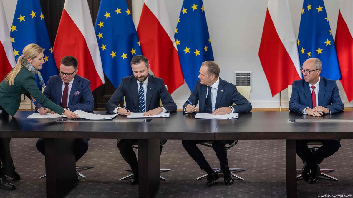 Poland: Opposition parties sign deal for possible coalition – DW –  11/10/2023