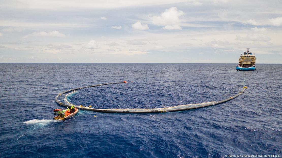 Un barco arrastra una red en forma de U que busca eliminar el plástico del océano.