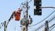 Funcionário faz manutenção em cabos de energia elétrica aéreos Funcionário faz manutenção em cabos de energia elétrica aéreos