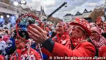 Karnevalisten feiern auf dem Heumarkt den Beginn der Karnevalssaison. Mit 1000 Polizisten, 180 Ordnungsamtsmitarbeitern und mehr als 1000 privaten Sicherheitskräften will die Stadt Köln den erwarteten Ansturm zum Karnevalsauftakt am 11.11. in geregelte Bahnen lenken.