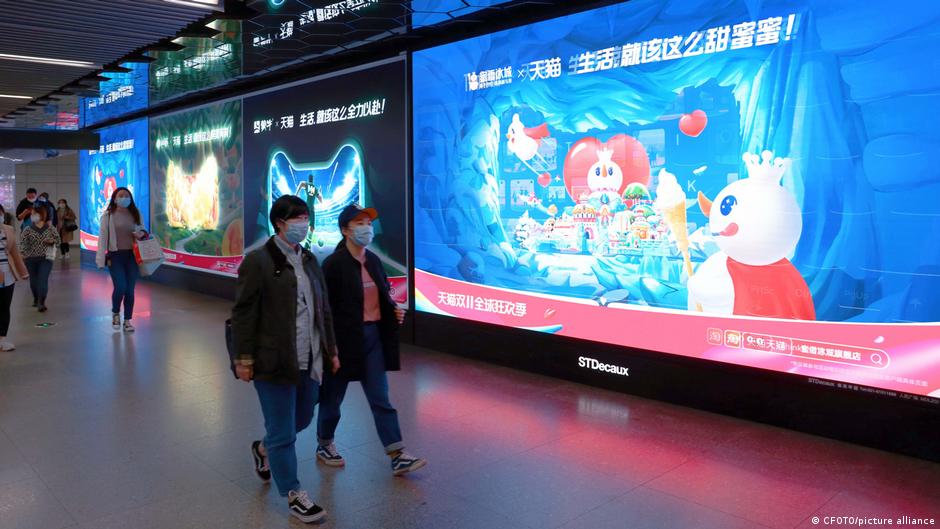 上海地鐵站裡的天貓雙十一廣告