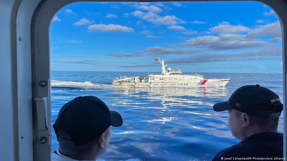 東盟呼籲保障南海航行自由。圖為11月10日菲律賓海警船與中國海警船的對峙
