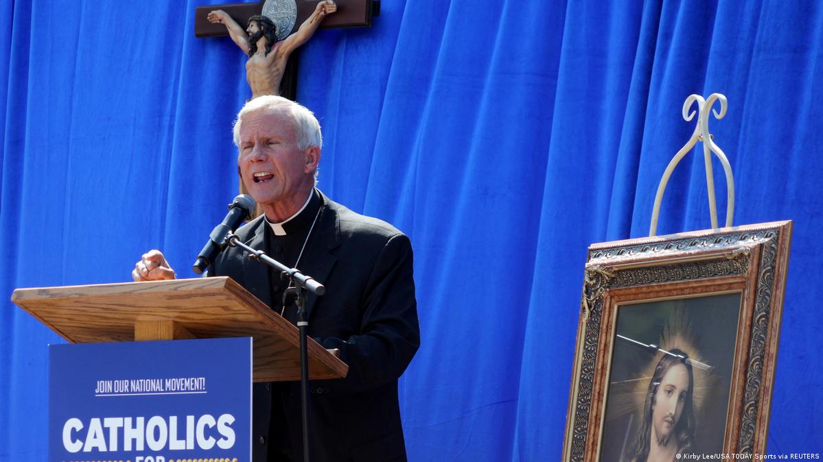 Pope Dismisses Conservative Us Bishop In Rare Move Dw 11 12 2023