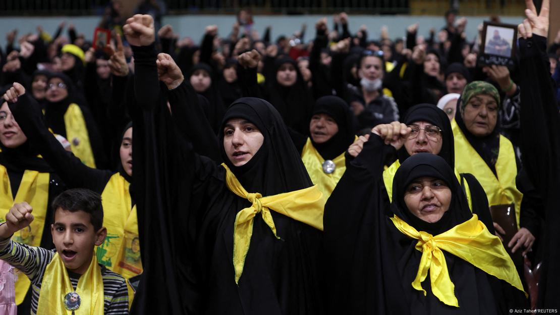 Hizbullah taraftarı kadınlar yumruğunu havaya kaldırıyor 