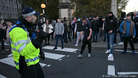 London: Counterprotesters fight with police at Gaza demo – DW – 11/11/2023