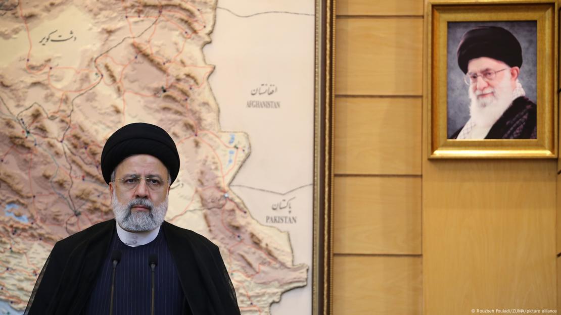 Presidente iraniano, Ebrahim Raisi, ao lado de rerato do aiatolá Khamenei