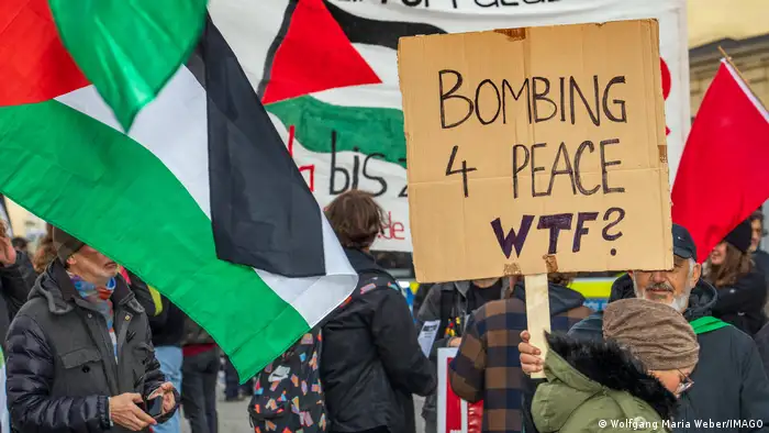 以哈冲突正在提升极端化思想的发展潜力和号召力。图为去年11月慕尼黑的一次声援巴勒斯坦集会。