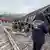 En esta foto, tomada de un video publicado por el Comité de Investigación de Rusia el sábado (11.11.2023), un investigador de espaldas a una cámara trabaja al lado de los vagones de tren descarrilados que transportaban carga en la región de Ryazan, al sureste de Moscú.