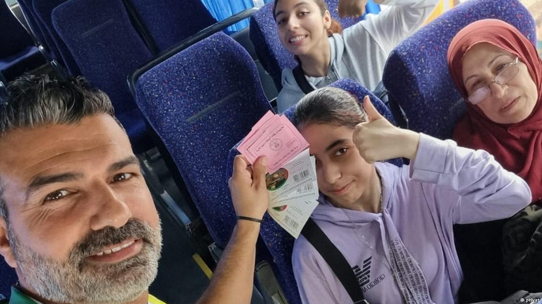 Brasileiros em ônibus no caminho para deixar a Faixa de Gaza Brasileiros em ônibus no caminho para deixar a Faixa de Gaza