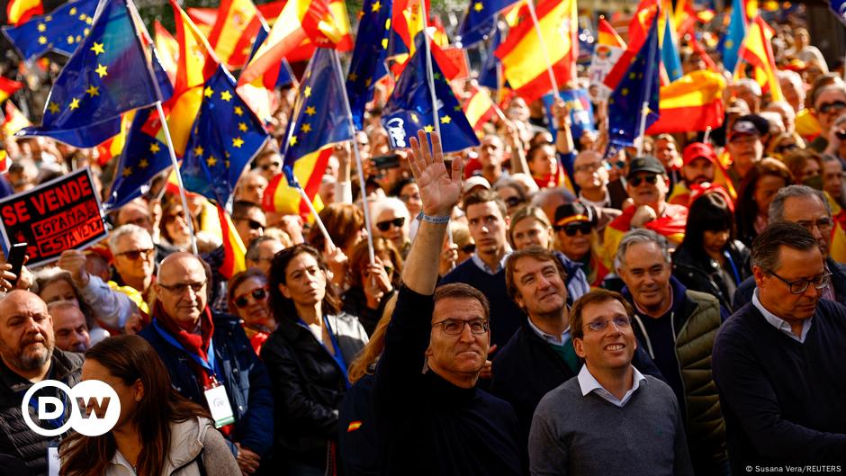 Spain: Thousands protest amnesty for Catalan separatists