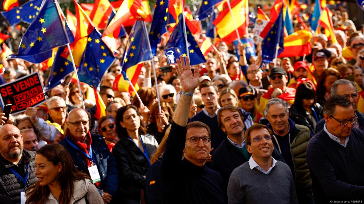 Spain: Thousands protest amnesty for Catalan separatists – DW – 11/13/2023