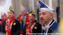 Aaron Knappstein, Präsident des jüdischen Karnevalsvereins «Kölsche Kippa Köpp», spricht bei einer Veranstaltung zum Auftakt der Karnevalssession im Rathaus.